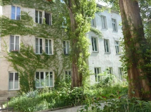 GoVienna Small Modern Apartment