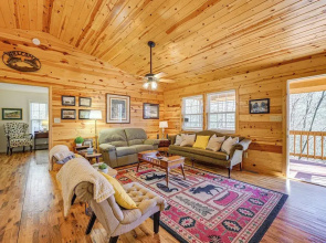 8 Mi to Chattooga River: Pet-friendly Mtn Cabin