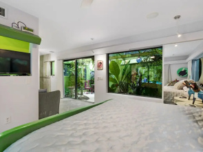 Unique Art Nature Hideaway Walkable to Wilton Drive