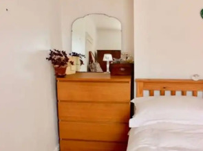 Quirky 3 Bedroom Artist's Home