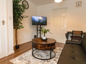 Swindon Cozy 2BR Retreat