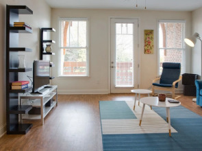 Open Concept Loft Near Uptown & Stadium