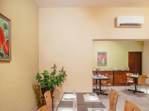 Hanu Reddy Residences Wallace Garden