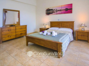 Family Villa Short Walk To Coral Bay Strip 5 Min and Pub, Shops etc