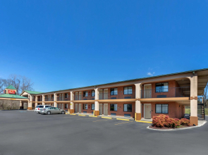 Econo Lodge Nashville near Percy Priest Lake