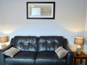 Comfortable 1 Bedroom Flat Near The Meadows