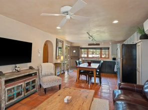 Casita de las Aves - Unbeatable Location, Spacious Yard