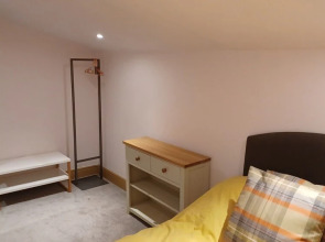 Cozy Cottage Close to Haworth Sleeps 2 With Garden