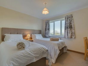 Spacious and Comfortable Holiday Home With Large Private Garden, Near the Beach