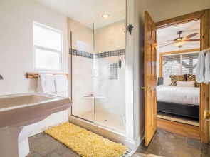 Angels Camp Lodge by Avantstay Log Style Home w/ Game Room & Hot Tub in Great Location