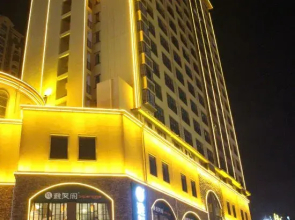 Haikou Xiangzhanglin Style Theme Hotel (Jinniuling Park Haiken Middle School)