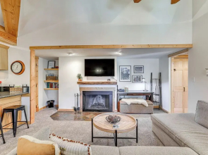 Ski Shuttle & Mountain Views: Keystone Resort Home