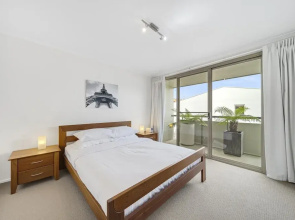 Bright 2-bed With Private Balcony