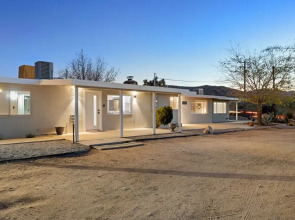 Acacia By Avantstay - Modern J Tree Escape w Cowboy Pool, Fire Pit, Ping Pong & Pool Table