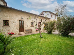 Apartment on Beautiful Estate With Pool Near the Art