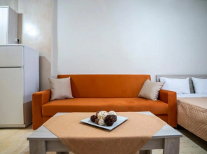 Central House Karistos