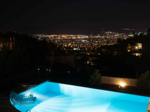 Tranquil Infinity Pool Getaway (private jacuzzi and steam bath, pool, garden, sea and city views)