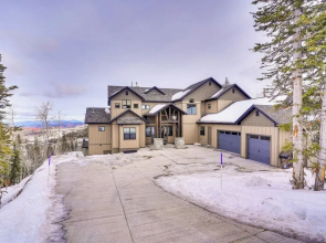 Spacious Utah Escape w/ Balcony & Mountain Views!