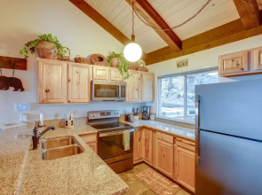 1 Mi to Stagecoach Lift! Homey Tahoe Townhome