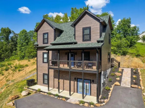 New Cabin w Indoor Swim Spa Hot Tub Gameroom
