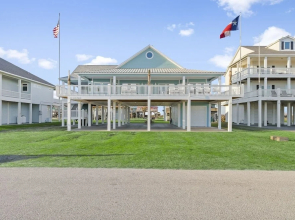 Shore Relaxin' 4 Bedroom Home by RedAwning