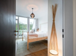 Designer 1BR Apartment with Pool & Prkg