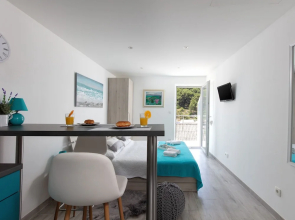 Comfy Apartment in Povlja Near Sea