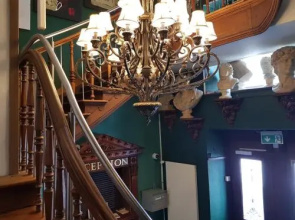 Crossbox Pub & Backpacker