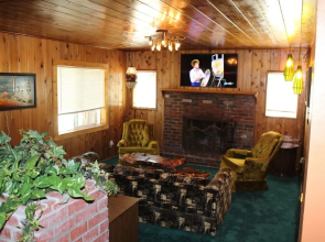 Hicksville Pines Chalets & Motel