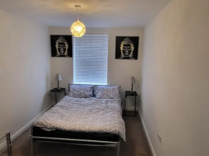 Inviting 6-bed House in Nuneaton