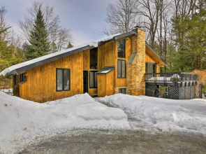 Jamaica Vacation Home w/ Deck: 8 Mi to Skiing!