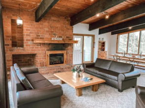 6 bdrm Cottage with Private Beach Access, BBQ, Outdoor Hot Tub, Sauna, Ping Pong Table, Petfriendly