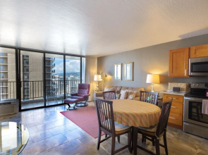 Deluxe Ocean View Condo on 31st Floor - Free Parking & Wifi! by Koko Resort Vacation Rentals