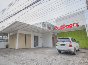 RedDoorz Near Ciputra Golf Surabaya