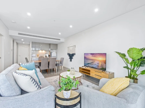 HomeHotel Luxury Apt with Shopping Mall Downstairs