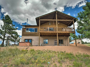 Cripple Creek Mountain Getaway w/ Hot Tub & Views!