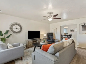 Easy Stay for 9 Workspace Pets OK Shop Dine
