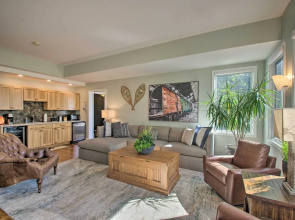 Grand Chalet w/ Hot Tub - Near Wintergreen Resort