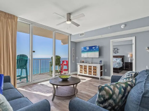 Tidewater Escape: 1br/2ba Beachfront Condo, Sleeps 6, Gulf Views & Comfort!