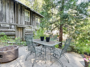8 Mi to Yosemite National Park: Cabin w/ Fire Pit