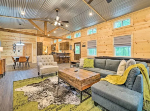 Stylish Cabin by Beavers Bend: Hot Tub & Fire Pit