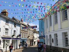 Large central Falmouth apartment with views and parking
