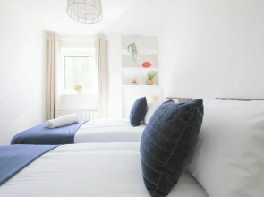 2 Bed Apartment Overlooking Water