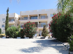Sunset apartment with pool & 10 mins to Venus beach