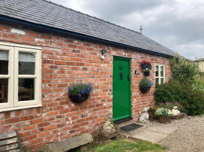 Little Pentre Barn with seasonal Swimming Pool