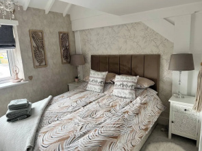 Staysolihull, Large Spacious Corner House,