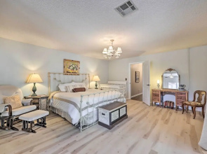 7 Mi to Lake: Expansive Rogers Villa w/ Pond!