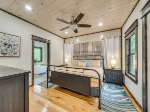 Modern, Luxe Cabin in Broken Bow w/ Hot Tub!