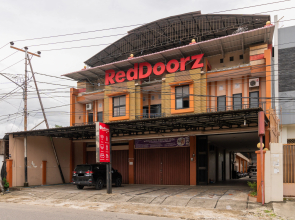 RedDoorz Syariah near Universitas Putra Indonesia Padang