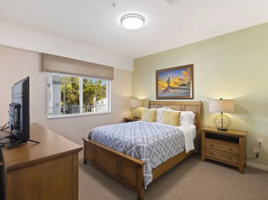 Genoa Vacation Rental: Stylish 2-BR Condo with Golf & Lake Views. Resort-Style Pool, Hot Tub, and Easy Access to Championship Golf. Minutes from Naples Beaches, 5th Avenue S, and Marco Island
